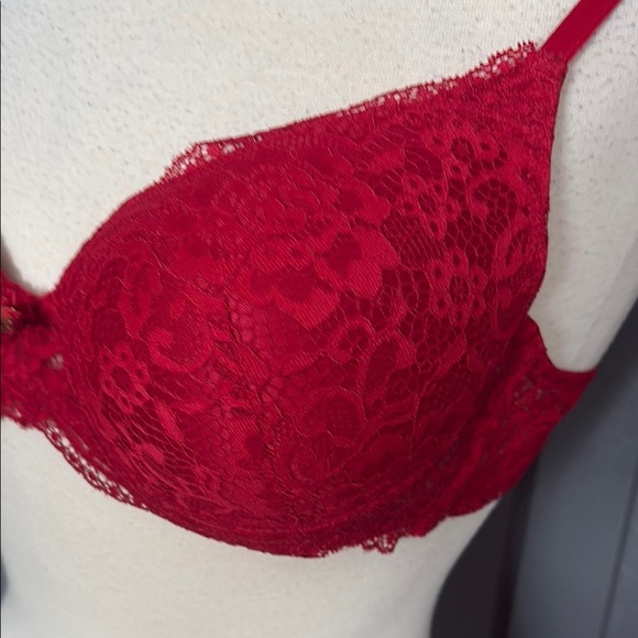 Marilyn Monroe Elegant Red Lace Bra - Picture 3 of 7